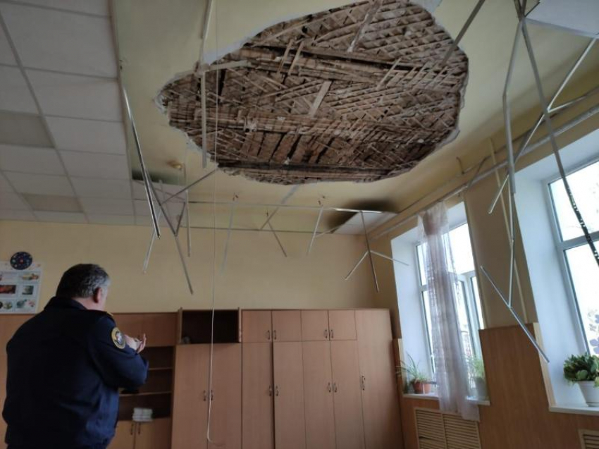 В Краснодарском крае на головы школьников обвалился потолок