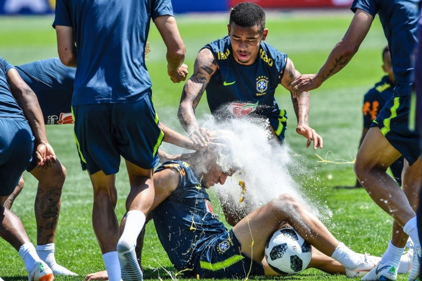 Разбили яйцо об голову и обсыпали мукой бразильского футболиста в Сочи