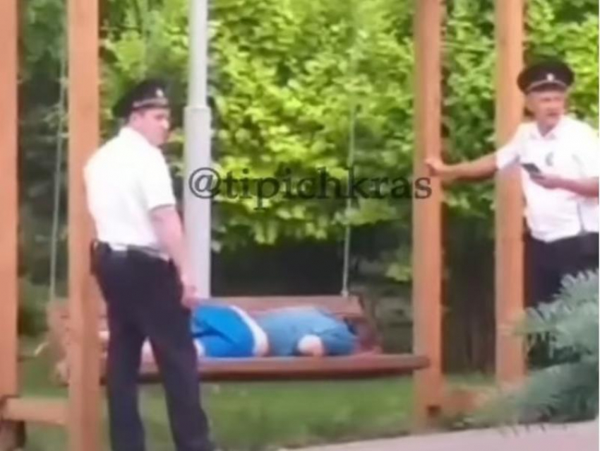 Полицейские в Анапе убаюкали на качелях пьяницу - ВИДЕО