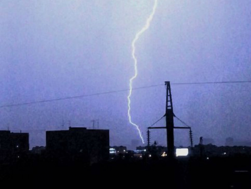 10 тысяч краснодарцев остались без электричества из-за мощной грозы