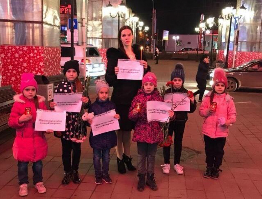 В Краснодаре взрослые и дети почтили память погибших в чудовищной трагедии в Кемерово