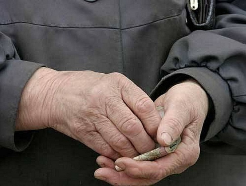 В Краснодаре пенсионеры выстроились в очередь за льготными проездными 