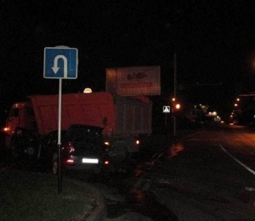 В Краснодаре легковушка въехала в грузовик