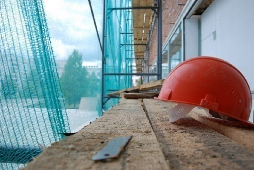 Упавший с 10 этажа строитель умер в больнице Краснодара