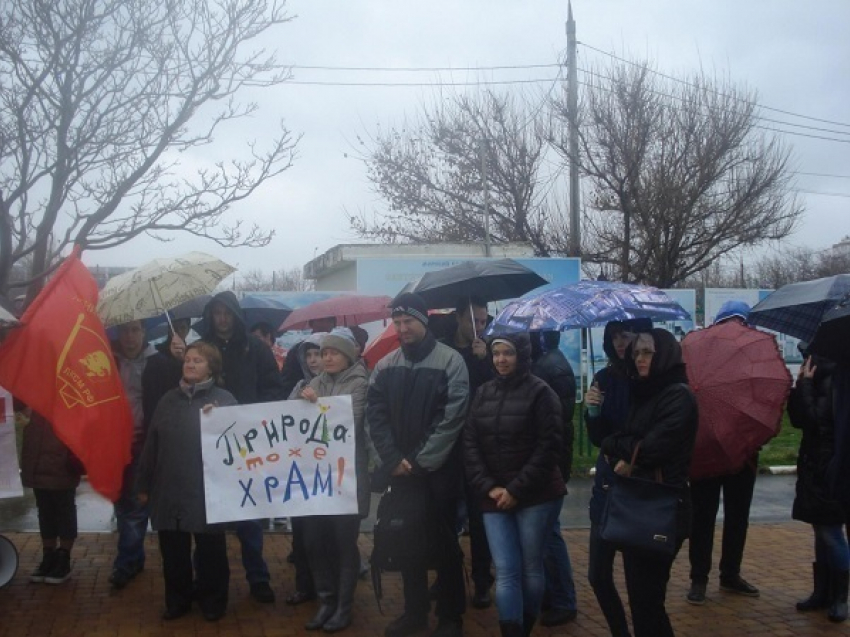 В Новороссийске сошлись верующие и митингующие на акции против постройки храма