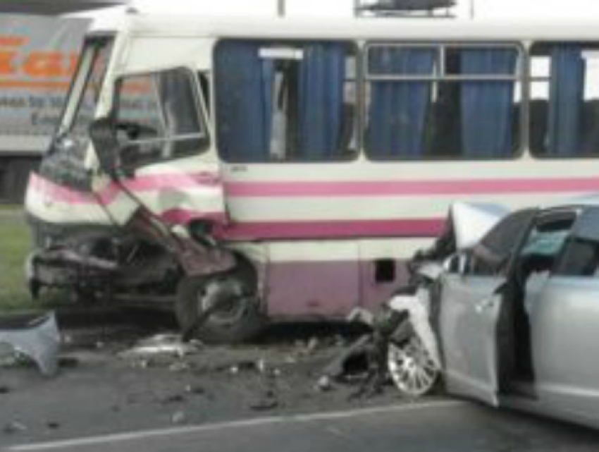 На Кубани автобус врезался в иномарку, погиб ребенок