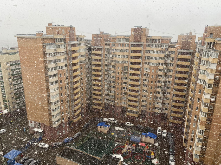 Прекрасное зрелище: внезапный снегопад в Краснодаре сняли на видео
