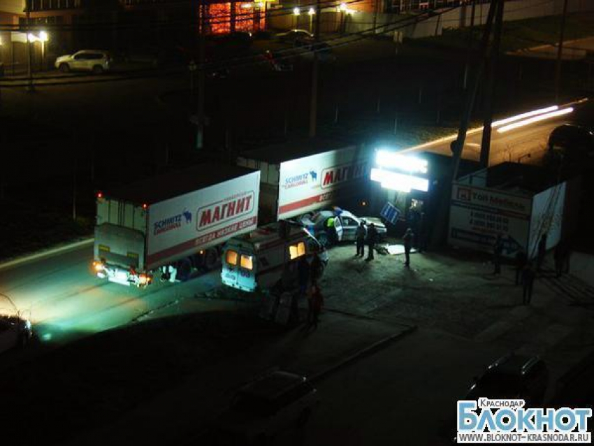 В Краснодаре полицейская машина столкнулась с фурой «Магнит»