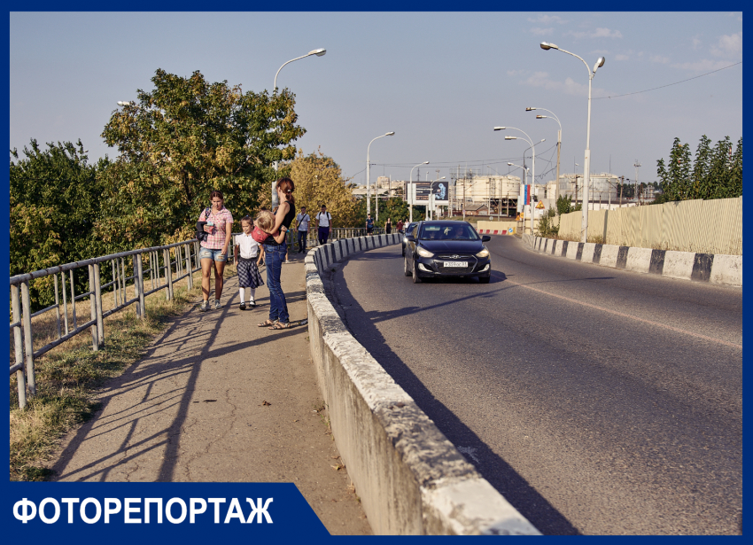 Матери по жаре носят детей на руках: мост между Краснодаром и Адыгеей стал испытанием для людей