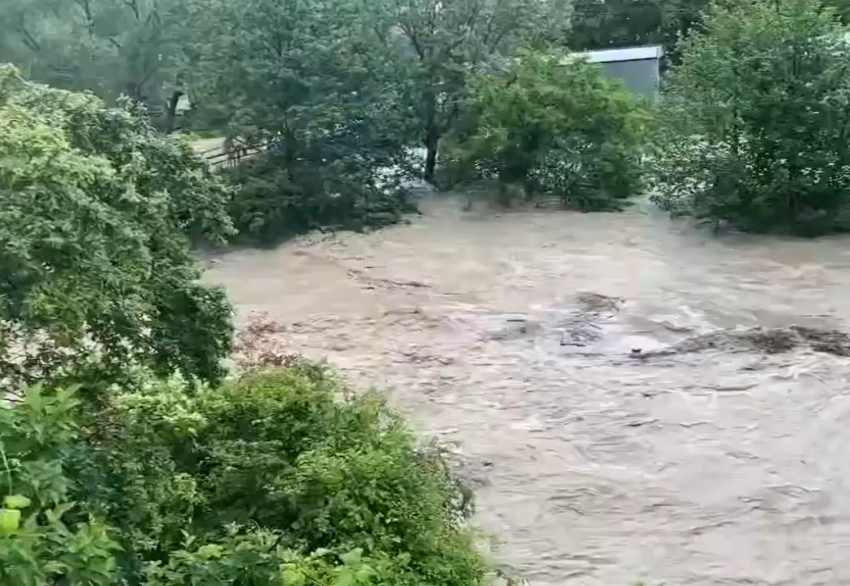 Мощные потоки воды хлынули по улицам Архипо-Осиповки в Краснодарском крае: видео 