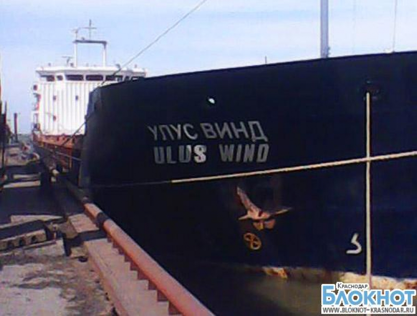 В порту Ейска задымился сухогруз 