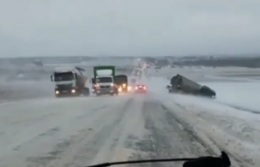  Снегопад парализовал дороги Кубани: водителей просят быть осторожнее 