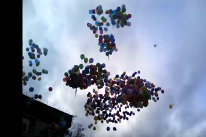 В Новороссийске счастливый молодой отец выпустил в небо тысячу воздушных шаров