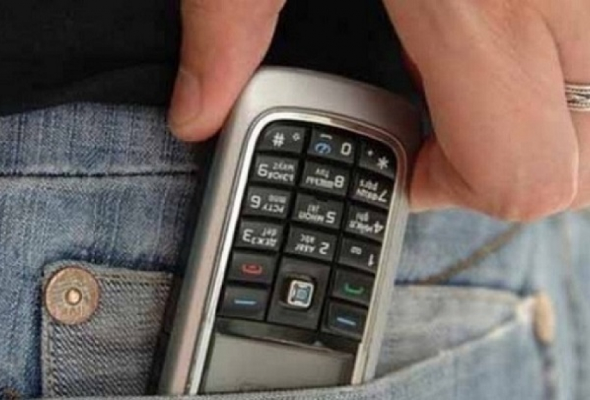 В Северском районе покупательницы украли у продавщицы мобильный телефон