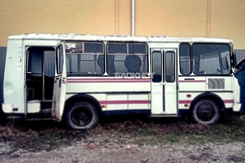 Труп неизвестного обнаружили в вахтовом автобусе на стройке в Краснодаре