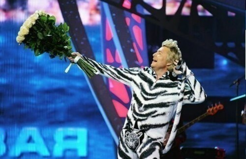 Басков шокировал зал костюмом тигра с микрофоном в хвосте на «Новой волне»