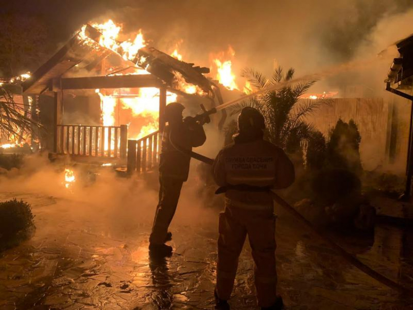 Ночью на Кубани сгорел частный дом площадью 300 «квадратов»