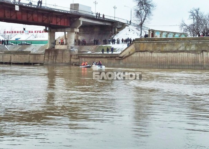  Спасатели обнаружили джип, рухнувший в реку на Кубани