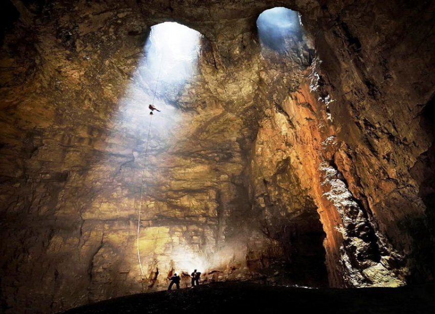 Погибшего год назад спелеолога из Сочи подняли из пещеры в Абхазии