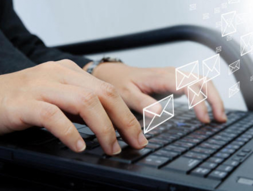 В Анапе мужчина продал интимфото малолетней за 300 рублей