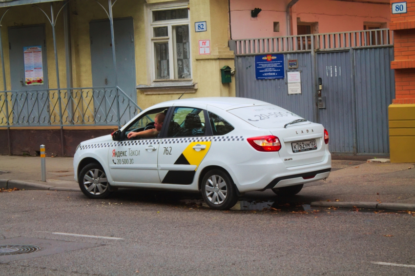 Таксист угнал служебную машину в Краснодаре ради магнитолы