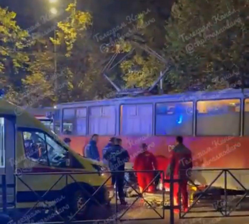 В Краснодаре байкер с пассажиркой влетели в рабочий трамвай 