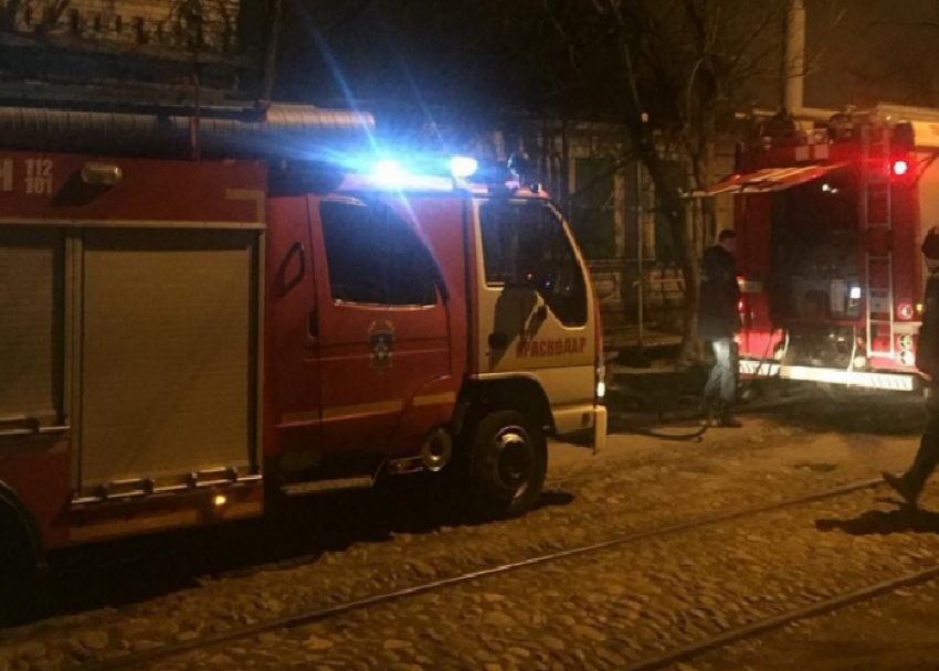  Из-за пожара в центре Краснодара эвакуировали жителей дома
