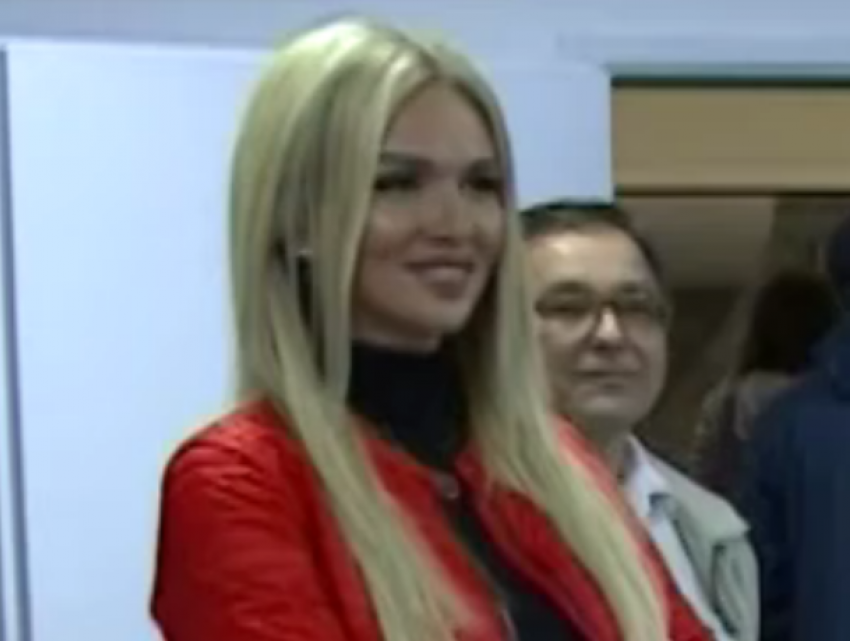 Сексапильная модель Виктория Лопырева провела экскурсию для блогеров к массажным столикам в Сочи