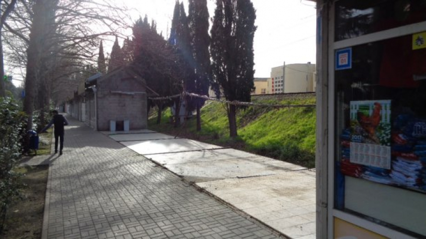  В Сочи снесли ларьки, мешавшие ездить поездам 