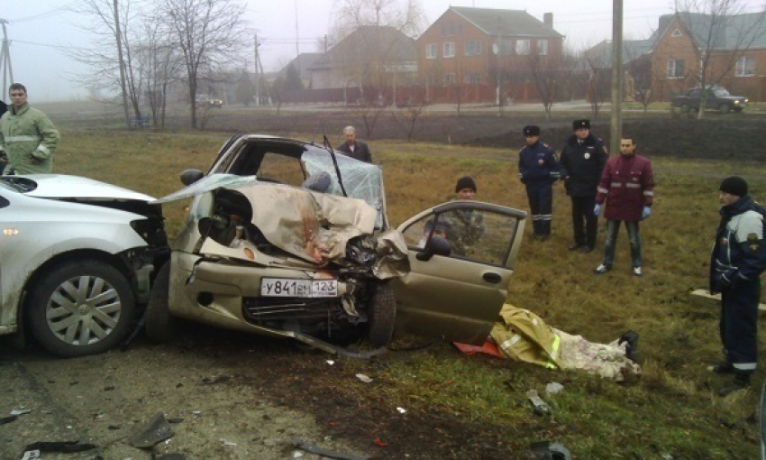 В Приморско-Ахтарске спасатели вызволяли из иномарок жертв аварии 