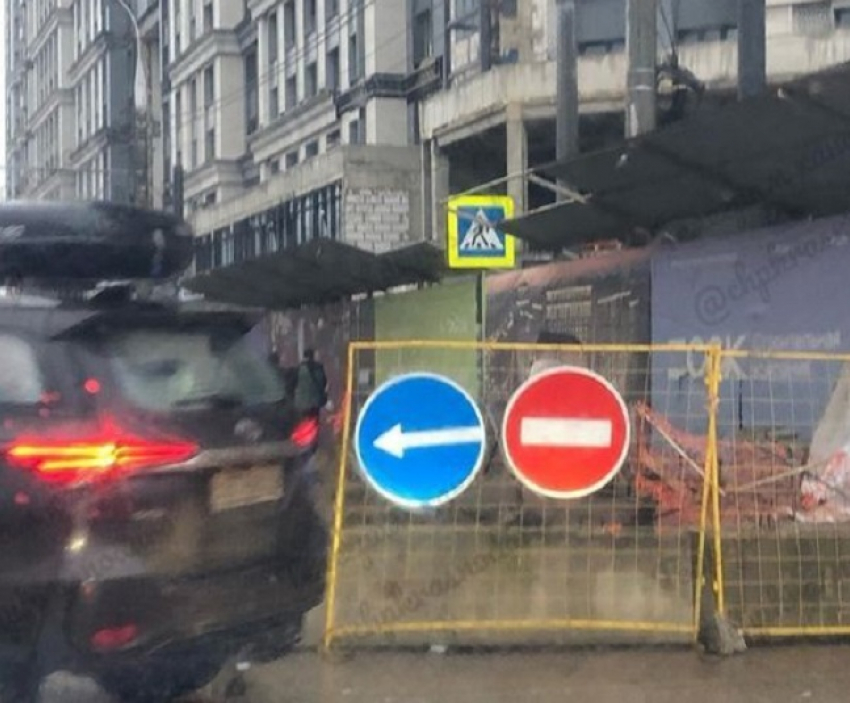 В Краснодаре улица Школьная застыла в пробке из-за перекрытой полосы