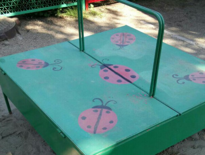 «Убиться можно»: в детском саду Краснодара появилась опасная игровая площадка