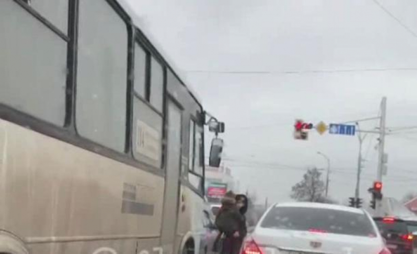 Женщина с ребенком на руках, просящая милостыню на проезжей части в Краснодаре, возмутила горожан 