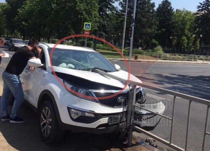Забор снова чуть не унес жизнь водителя авто в Краснодаре