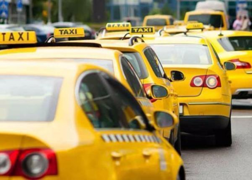 Новороссийские таксисты бастуют против невыгодных тарифов