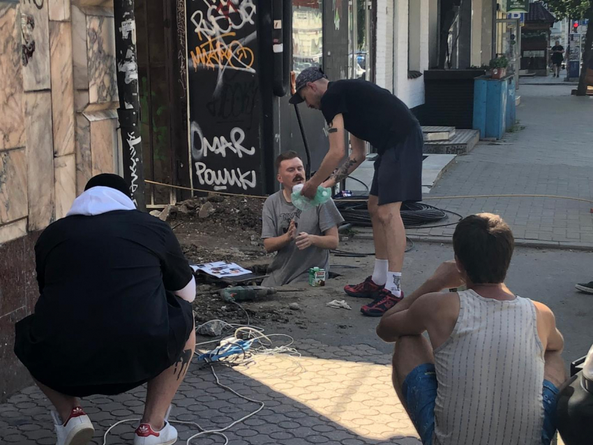 Блогеры забрались в яму в центре Краснодара во время ремонта