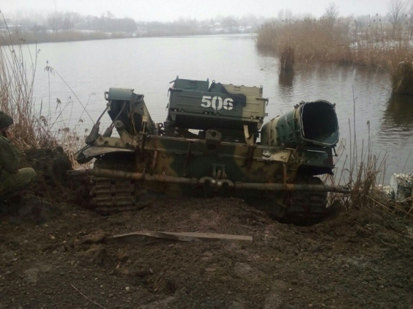 Военный тягач рухнул в реку на Кубани