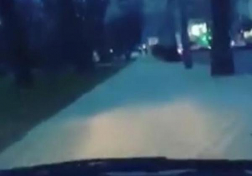 "Автолезгинка": в Новороссийске «Шумахер» с мигалками и сиреной на тротуаре попал на видео