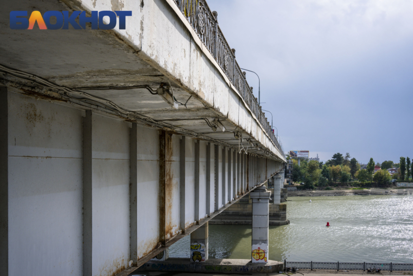 18-летняя девушка упала с Тургеневского моста в Кубань