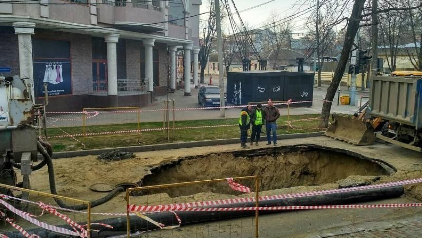 Мэрия Краснодара пояснила, откуда дыра в дороге на Гимназической