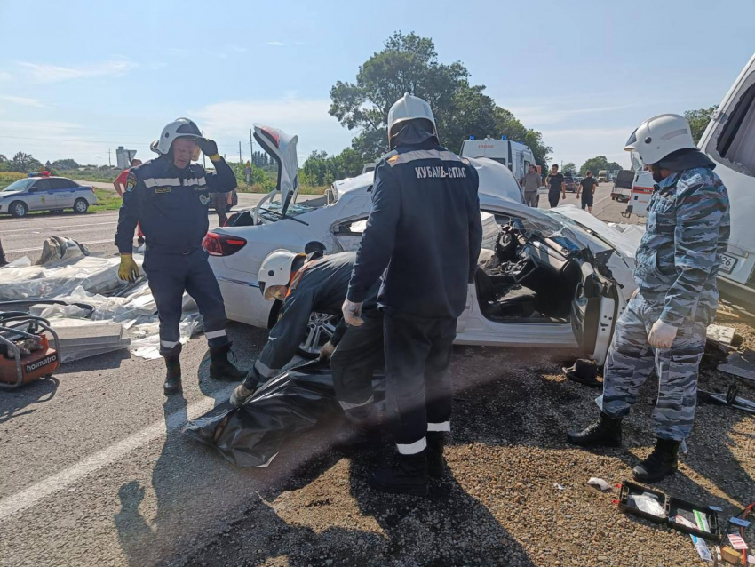 В массовой аварии на Кубани пострадали 14 человек и погибли двое 