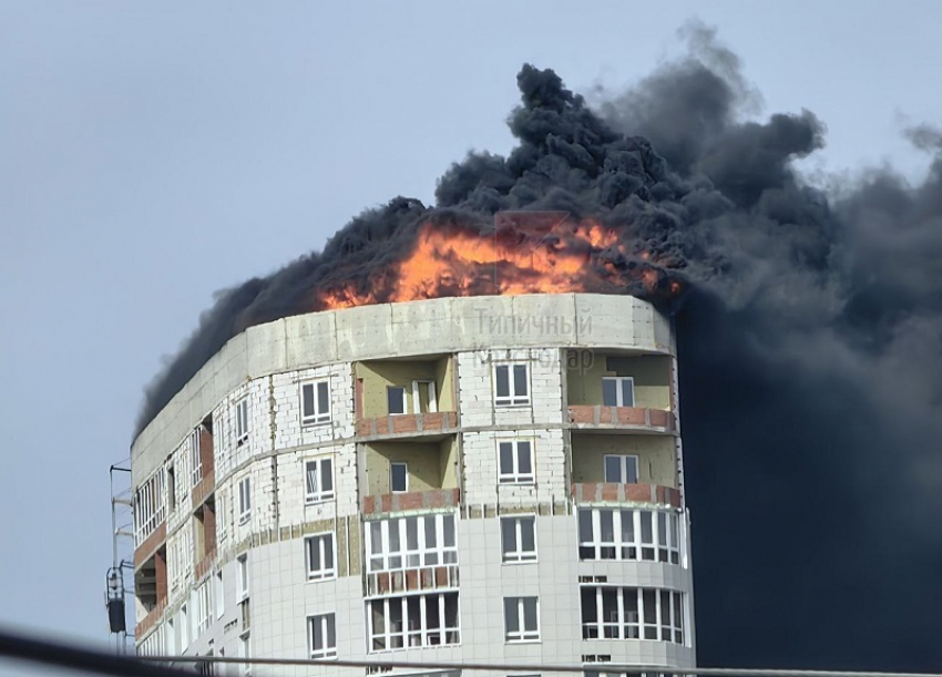 В Краснодаре загорелась крыша многоэтажки в ЖК «Фонтаны»
