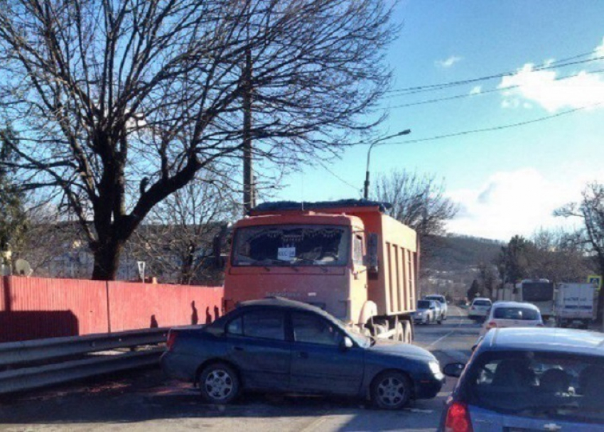 По главной дороге: иномарка на полном ходу влетела в КамАЗ в Новороссийске