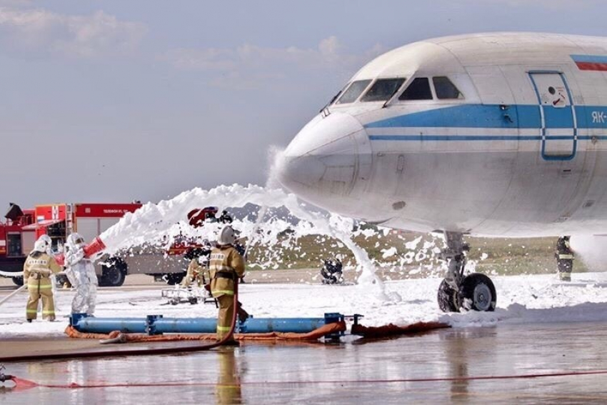 В краснодарском аэропорту «потушили» горящий самолет 