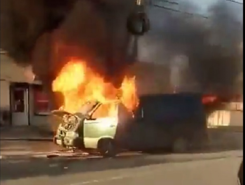 В пригороде Новороссийска сгорел микроавтобус с булочками 