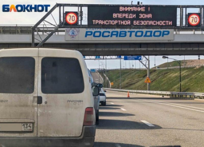Перед Крымским мостом в ожидании застыли 913 машин
