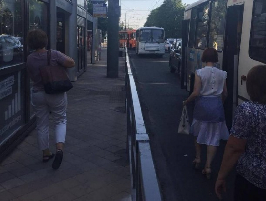  Остановка с препятствиями: на «Гаврилова» в Краснодаре приходится садиться в автобусы через забор 