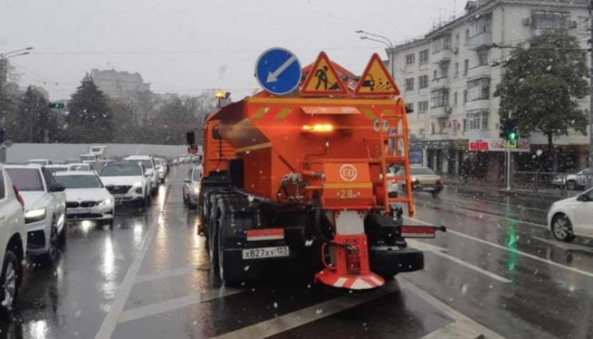 После обрушившегося на Краснодар снега на улицы города вышла спецтехника 