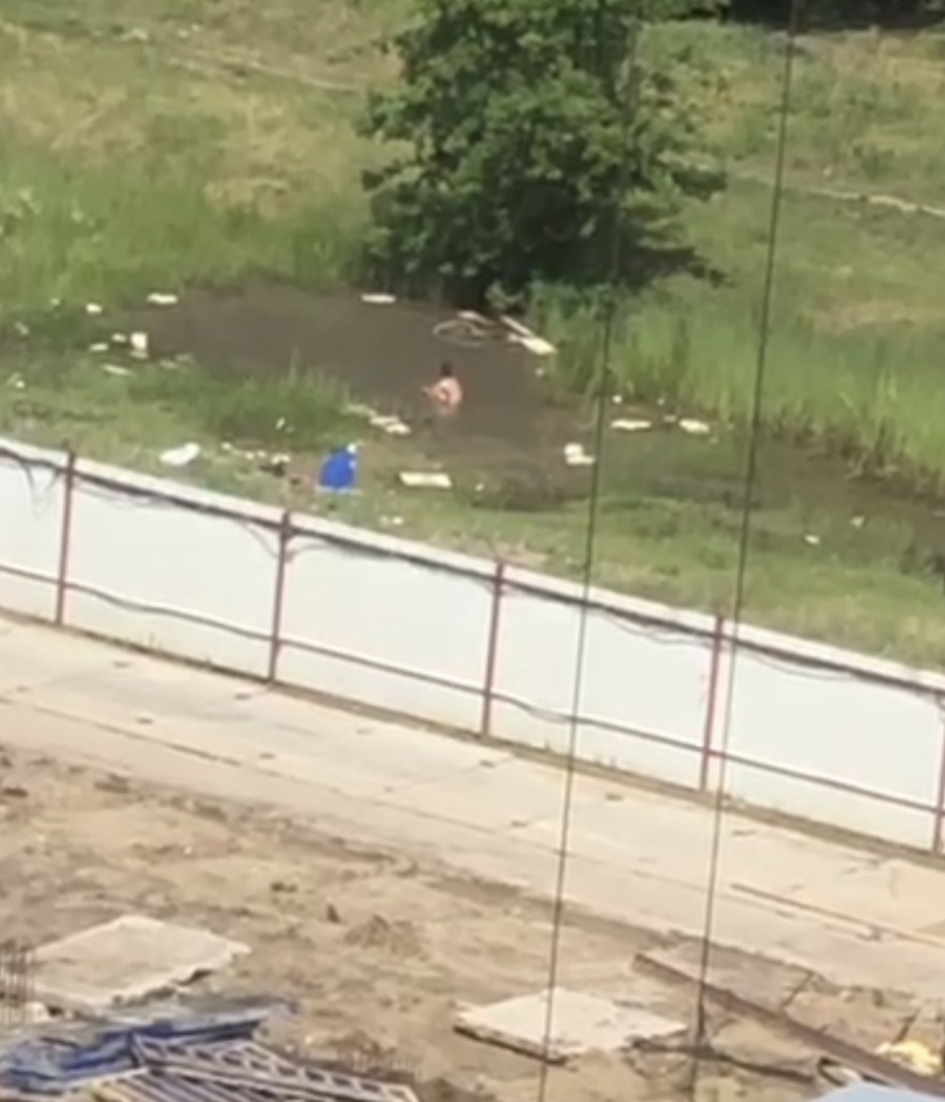 Юные краснодарцы устроили «заплыв» в гигантской луже возле стройки