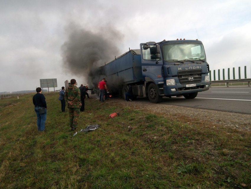 У многотонной фуры на М4 под Кореновском загорелось колесо